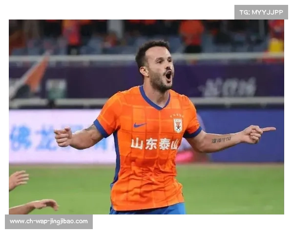 瓦科高举金靴奖杯,泰山主场陷入欢庆 瓦科高举金靴奖杯,泰山主场陷入欢庆