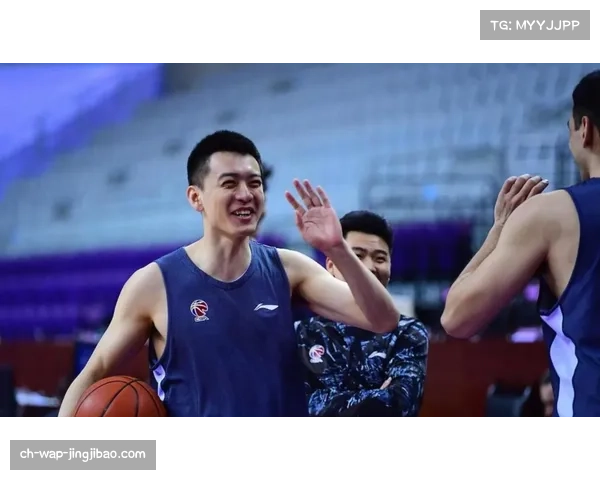 【2026年4月CBA联赛·人物·特写特写：杨鸣赛后更衣室用平板电脑向队员展示末节几个关键回合的防守落位数据图